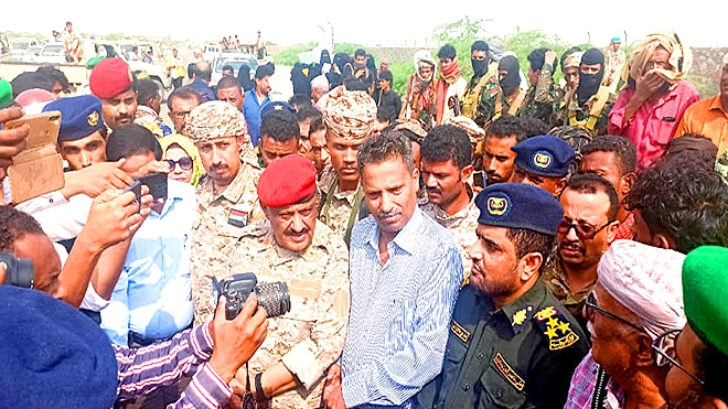 محافظ أبين مع قيادات عسكرية وأمنية محافظ أبين مع قيادات عسكرية وأمنية